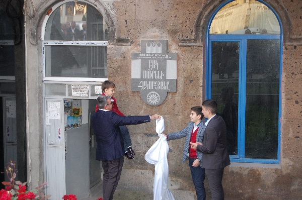 Memorial plaque to honored builder Edik Hakobyan unveiled in Yerevan